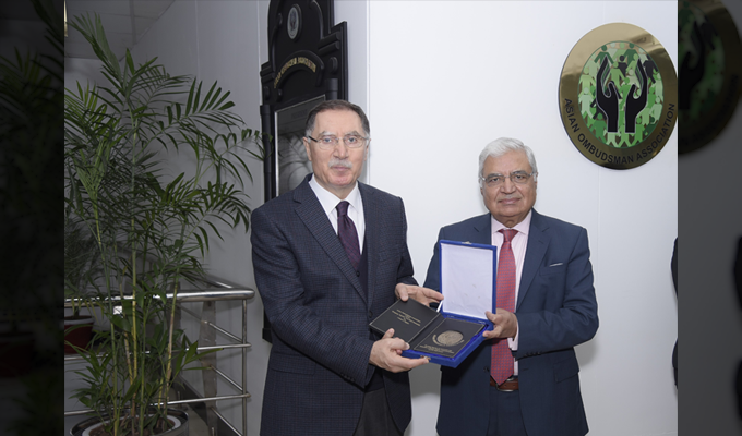 Federal Ombudsman of Pakistan/President Asian Ombudsman Association H.E. Mr. Ejaz Ahmad Qureshi presenting AOA shield to H.E. Mr. Seref Malkoc, Chief Ombudsman, Republic of Turkiye/President OIC Ombudsman Association (OICOA) at the AOA Secretariat, Islamabad 30 January 2024.