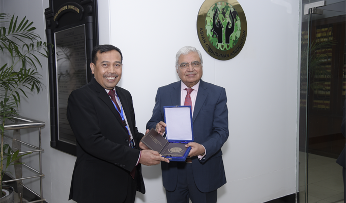 Federal Ombudsman of Pakistan/President Asian Ombudsman Association H.E. Mr. Ejaz Ahmad Qureshi presenting AOA shield to H.E. Mr. Mokhammad Najih, Chairman, Ombudsman of the Republic of Indonesia at the AOA Secretariat, Islamabad 30 January 2024.