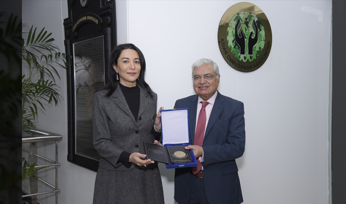 Federal Ombudsman of Pakistan/President Asian Ombudsman Association H.E. Mr. Ejaz Ahmad Qureshi presenting AOA shield to H.E. Ms. Sabina Aliyeva, Commissioner for Human Rights, Republic of Azerbaijan at the AOA Secretariat, Islamabad 30 January 2024.