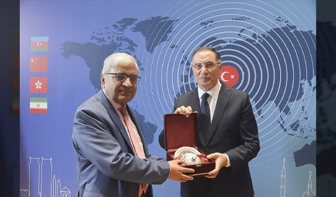 Chief Ombudsman of Turkiye Mr. Seref Malkoc presenting a souvenir to Mr. Ejaz Ahmad Qureshi, President AOA and Federal Ombudsman of Pakistan (28 June 2024, Istanbul).