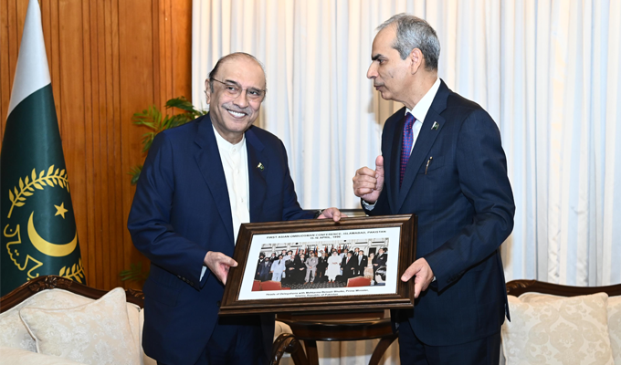 The Federal Ombudsman/President AOA, Mr. Naveed Kamran Baloch, presenting a souvenir  to the President Mr. Asif Ali Zardari at the Aiwan-e-Sadr Islamabad on 08 October, 2026.