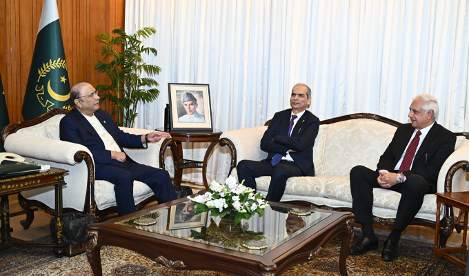 A view of the meeting between the Federal Ombudsman/President AOA, Mr. Naveed Kamran Baloch and the President, Mr. Asif Ali Zardari following presentation of the Wafaqi Mohtasib Annual Report 2025 to the Hon’ble President on 08 October, 2026.
